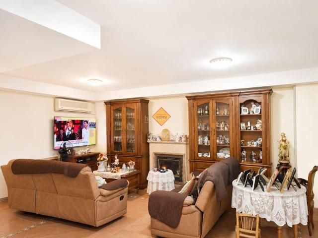 Casa en venta en Paterna, Casas Verdes. SE VENDE PRECIOSO CHALET EN LA PRESTIGIOSA ZONA DE LA URBANIZACIÓN CAMPOLIVAR. Casas.