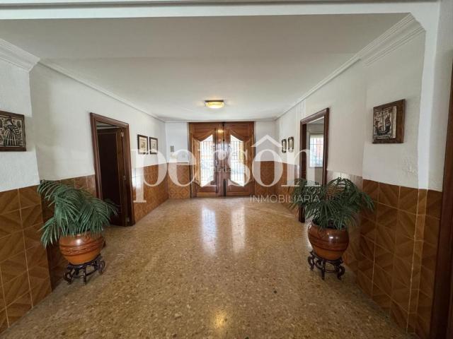 Casa en venta en Paterna, Centro Ciudad. EXCLUSIVA Vivienda en planta baja con gran patio de 375 m en el centro de Paterna. Casas.