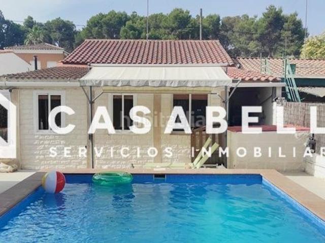 Casa en venta en Paterna, La Cañada. CASABELLA INMOBILIARIA VENDE Chalet Independiente en La Cañada con Piscina, Paellero y Parking para 3 vehículos. Casas.