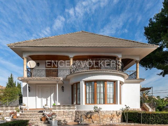 Casa en venta en Paterna, La Cañada. Elegante propiedad en La Cañada. Casas.
