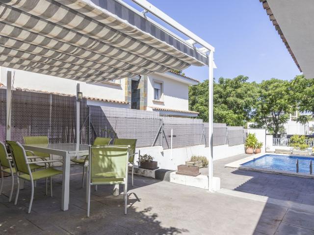 Casa en venta en Paterna, La Cañada. ? Exclusivo Chalet Independiente de Lujo Elegancia, Espacio y Privacidad. Casas.