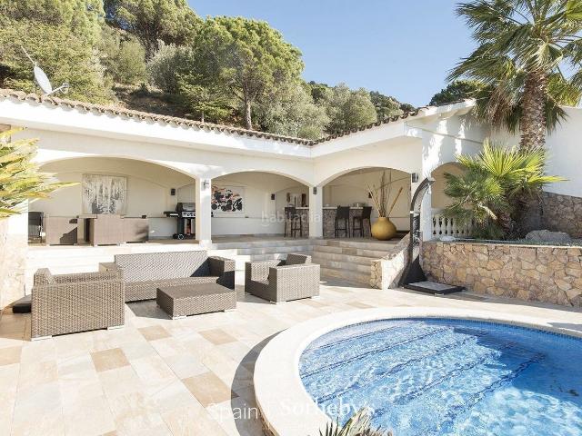 Casa en venta en Pau. Propiedad de lujo con vistas al mar en Els Olivars Pau. Casas.