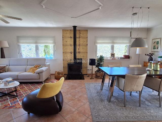 Casa en venta en Pedreguer. Una ornamentada puerta de entrada de madera se abre al acogedor vestíbulo de recepción. Justo al lado del pasillo está el tercer d. Casas.