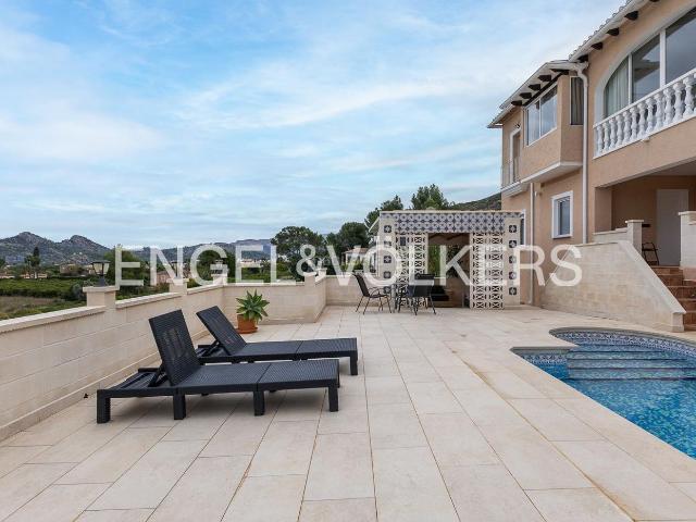 Casa en venta en Pedreguer, Monte Solana. Hermosa casa con dos apartamentos independientes, impresionantes vistas a la montaña y al mar. Casas.