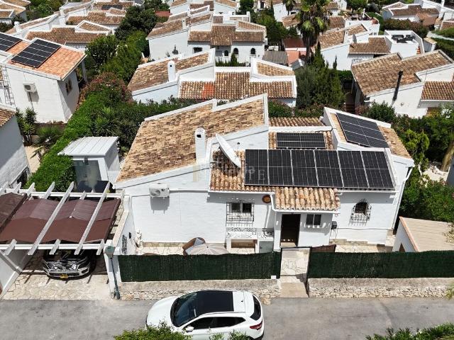 Casa en venta en Pedreguer, La Sella. Al entrar, te recibe un vestíbulo luminoso con un armario de almacenamiento práctico y un armario de utilidades independiente con. Casas.