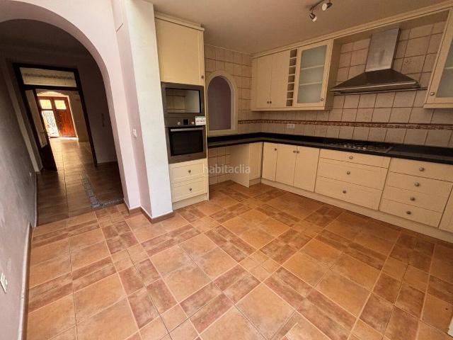 Casa en venta en Pedreguer. Se vende bonita y reformada casa de pueblo en el casco histórico de la localidad de Pedreguer. La casa cuenta con una superficie c. Casas.