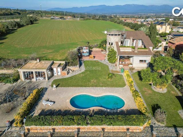 Casa en venta en Pedret i Marzà. Refugio tranquilo en el Alt Empordà con espacio, luz y naturaleza. Casas Pedret i.
