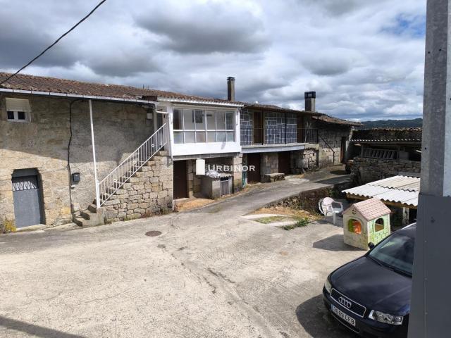 Casa en venta en Peroxa A. Casa con finca en A PEROXA Terraza con vistas abiertas espectaculares. Casas Peroxa.