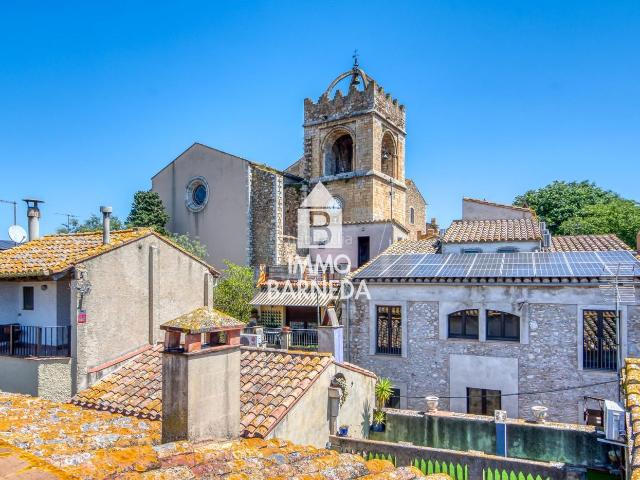 Casa en venta en Peralada. Casa de pueblo con encanto y vistas a la plaza en el corazón de Peralada. Casas.