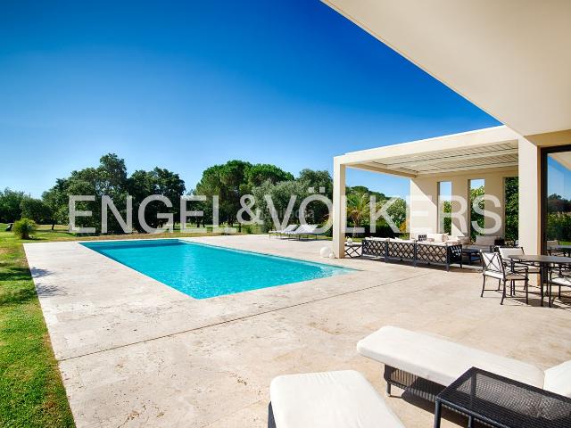 Casa en venta en Peralada. Villa impresionante de diseño en Golf Peralada, Alt Empordà. Casas.