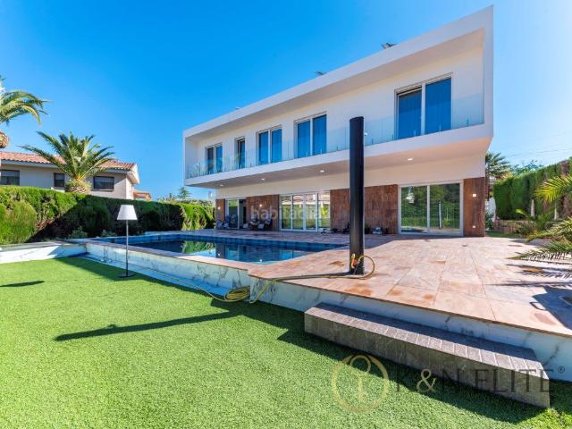 Casa en venta en Petrer. Espectacular Villa en Urbanización Loma Badá. Casas.