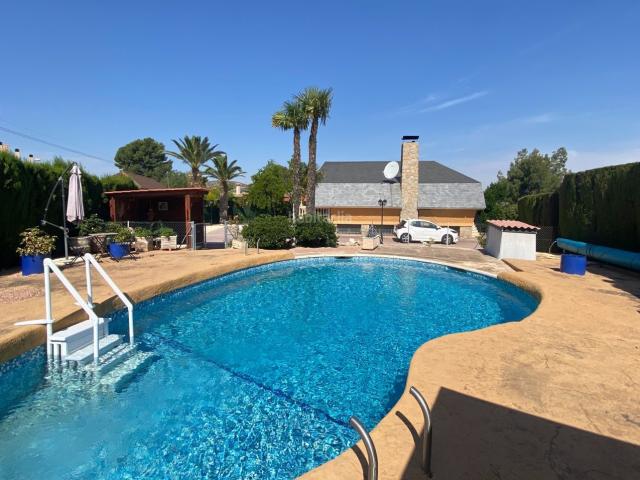 Casa en venta en Petrer. Nos complace presentar esta oportunidad única de adquirir una villa verdaderamente especial en la exclusiva comunidad de Lloma Bad. Casas.