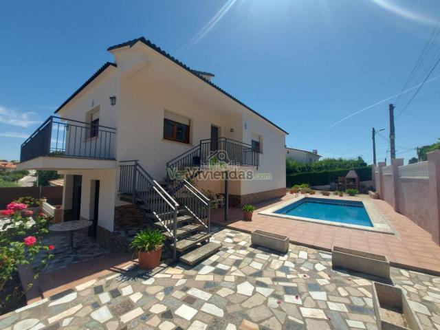 Casa en venta en Piera. Bonita casa con piscina y vistas. Casas.