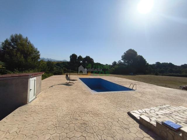 Casa en venta en Piera. CASA de CAMPO en venta con 5.600 m2 terreno llano, vallado, en un lugar tranquilo pero no solitario, verde y con muy buenas vistas. Casas.