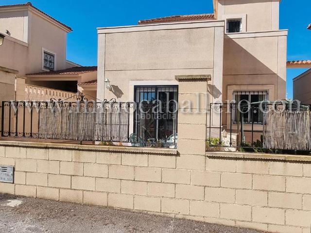Casa en venta en Pilar de la Horadada, El Pinar de Campoverde. Bonito chalet pareado de 3 dormitorios con piscina privada en Pinar de Campoverde. Casas Pilar de la.