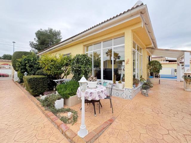 Casa en venta en Pilar de la Horadada, El Pinar de Campoverde. Villa independiente con casa de invitados, piscina climatizada y garaje en Pinar de Campoverde Pilar de la Horadada. Casas Pilar de la.