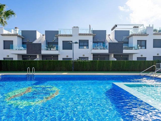 Casa en venta en Pilar de la Horadada, Pilar de la Horadada Ciudad. Bungalow con jardín y terraza acristalada en Pilar de la Horadada. Casas Pilar de la.