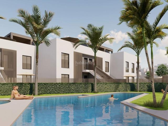 Casa en venta en Pilar de la Horadada, Pilar de la Horadada Ciudad. Bungalow de 2 dormitorios y 2 baños con piscina y jardín en Pilar de la Horadada. Casas Pilar de la.