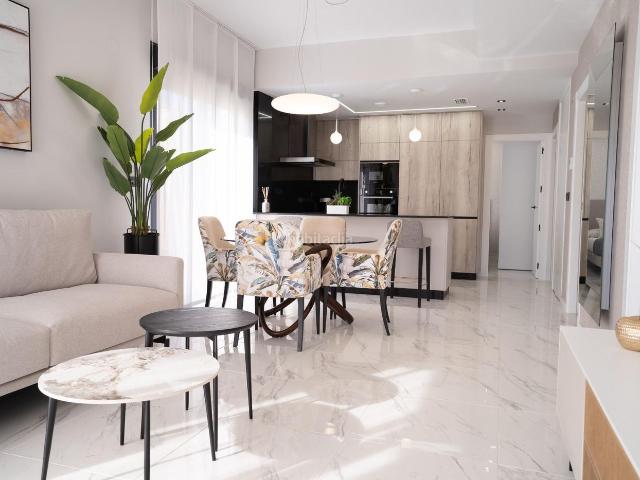 Casa en venta en Pilar de la Horadada, Pilar de la Horadada Ciudad. Bungalow de propietario Planta alta con solárium Pilar de la Horadada Entrega verano 2026. Casas Pilar de la.
