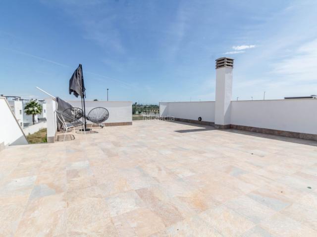 Casa en venta en Pilar de la Horadada, Pilar de la Horadada Ciudad. BUNGALOW ESQUINERO en la ULTIMA PLANTA de PILAR DE LA HORADADA con 2 DORMITORIOS, SOLARIUM y PISCINA COMUNITARIAampnbspVIVIENDA RE.