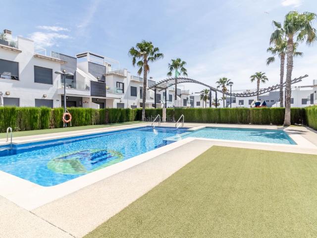Casa en venta en Pilar de la Horadada, Pilar de la Horadada Ciudad. BUNGALOW ESQUINERO en la ULTIMA PLANTA de PILAR DE LA HORADADA con 2 DORMITORIOS, SOLARIUM y PISCINA COMUNITARIAampnbspVIVIENDA RE.