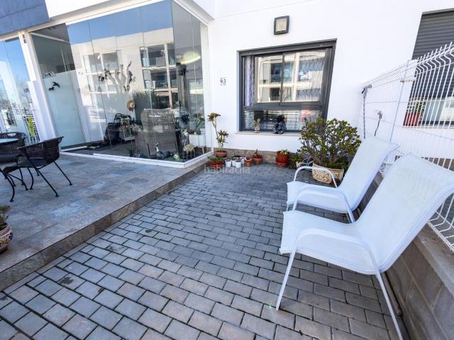 Casa en venta en Pilar de la Horadada, Pilar de la Horadada Ciudad. Bungalow planta baja seminuevo con parking en parcela, terraza acristalada y piscinas comunitarias. Casas Pilar de la.