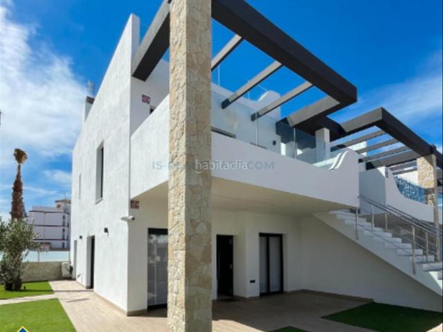 Casa en venta en Pilar de la Horadada, Pilar de la Horadada Ciudad. Casas con piscina comunitaria en construcción en Orihuela Costa, provincia de Alicante. 2 habitaciones 72 m² 2 kilómetros del.
