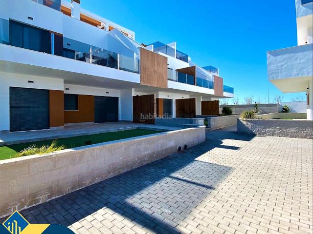 Casa en venta en Pilar de la Horadada, Pilar de la Horadada Ciudad. Casas con piscina comunitaria en construcción en Orihuela Costa, provincia de Alicante. 2 habitaciones 94 m² 1,5 kilómetros de.