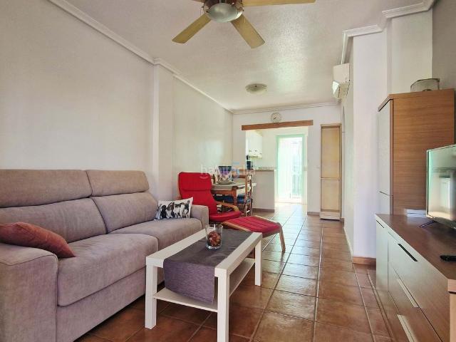 Casa en venta en Pilar de la Horadada, Torre de la Horadada. Bungalow de tres dormitorios bien cuidado con piscina comunal, terraza en la azotea y jardín, idealmente situado cerca de playas. Casas.