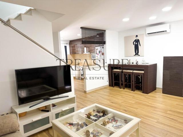 Casa en venta en Pilar de la Horadada, Torre de la Horadada. Exclusivo Triplex de 3 Dormitorios con Solárium y Piscina a 5 Minutos de la Playa Torre de la Horadada. Casas Pilar de la.