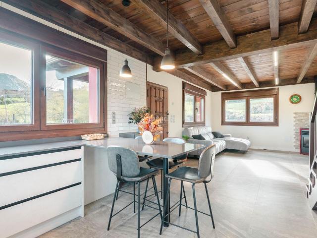 Casa en venta en Piloña. Casa de nueva construcción en Cardes Infiesto de 170m2 con parcela de 865 m2. Casas.