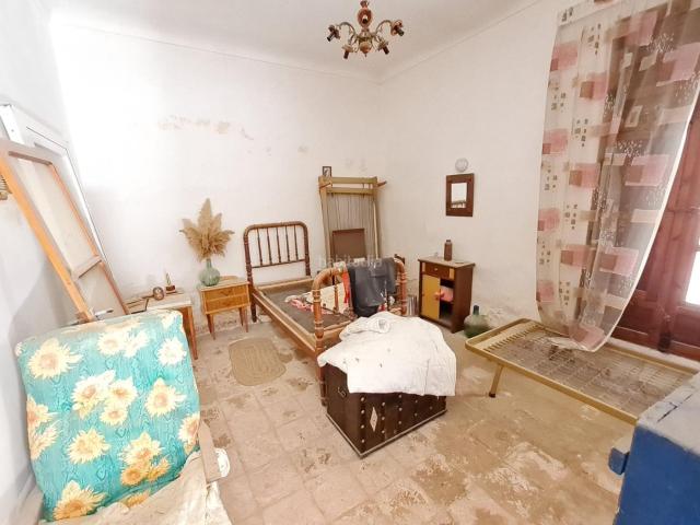 Casa en venta en Pinoso. Bienvenido a una prometedora oportunidad de inversión en el encantador campo cerca de Pinoso! Esta casa de pueblo, ubicada en una. Casas.