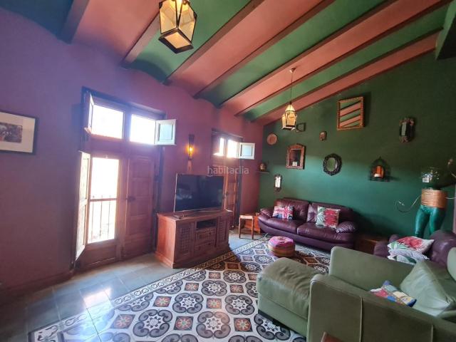 Casa en venta en Pinoso. Descubra el encanto único de Pinoso, Alicante, con esta casa adosada bellamente restaurada ubicada en la entrada de la ciudad, ide. Casas.