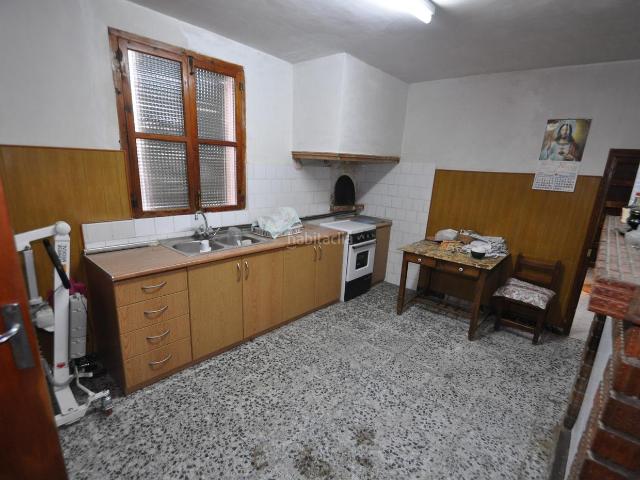 Casa en venta en Pinoso. Descubre esta encantadora casa en una pequeña aldea cerca de Pinoso. Cuenta con una parcela de 200m donde podrás cultivar o crear. Casas.