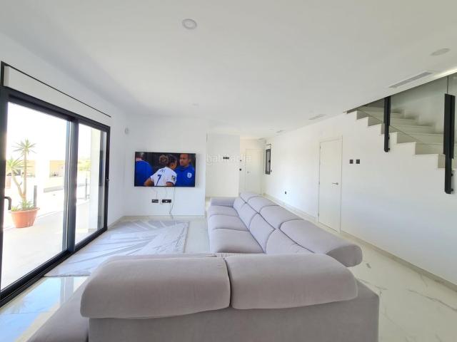 Casa en venta en Pinoso. Esta es una gran oportunidad para adquirir una nueva villa totalmente personalizada según sus necesidades. Situada en una parcela. Casas.