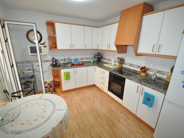 Casa en venta en Pinoso. Esta espaciosa casa adosada de 213 m en Pinoso ofrece mucha luz natural y cómodos espacios habitables. La entrada cuenta con un po. Casas.