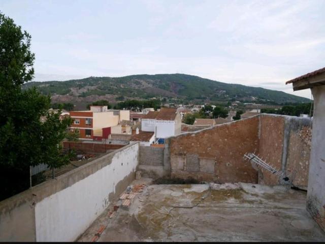 Casa en venta en Pinoso. Esta propiedad ofrece una oportunidad única en el corazón de Pinoso, ideal para quienes buscan renovar una estructura existente o. Casas.