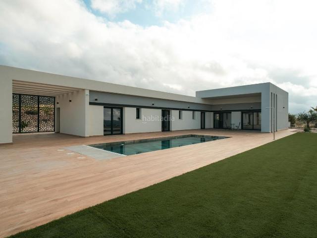 Casa en venta en Pinoso. Estanbspvilla, cuidadosamente diseñada en una única planta, es la manifestación de la comodidad y la elegancia fusionadas en un so. Casas.