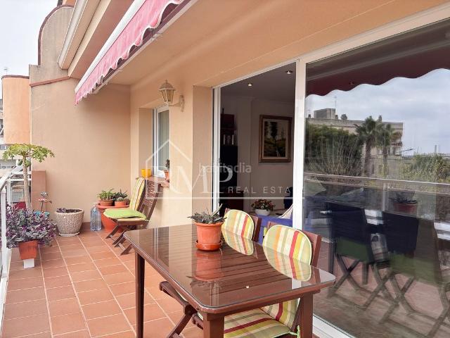 Casa en venta en Pineda de Mar, Les Creus. Casa con ascensor, terrazas con vistas al mar y local en Pineda de Mar. Casas Pineda de.