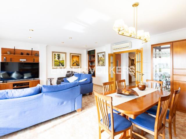 Casa en venta en Pineda de Mar, Les Creus. Exclusiva vivienda con ascensor, amplios espacios y zona polivalente en Pineda de Mar. Casas Pineda de.