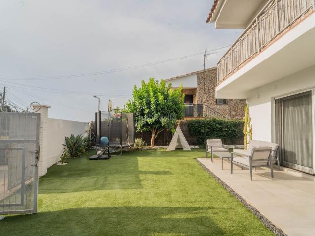 Casa en venta en Pineda de Mar, Pinemar. Casa reformada en venta en Pinemar Pineda de Mar con jardín plano y lista para entrar a vivir. Casas Pineda de.