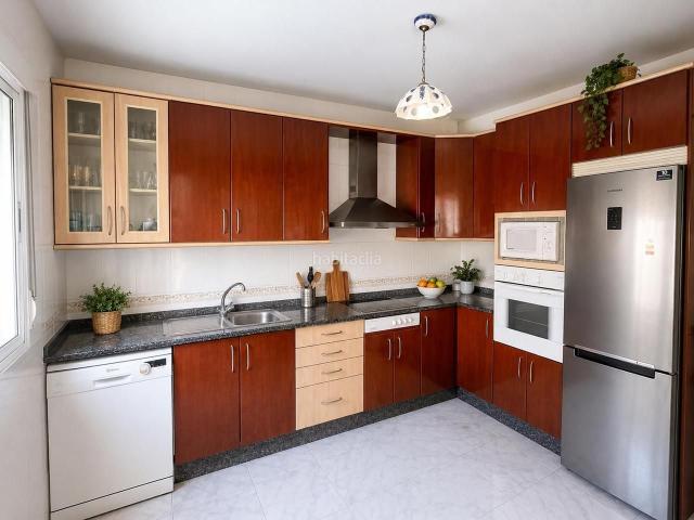 Casa en venta en Plasencia, Zona Norte Hospital Urbanizaciones. Amplia vivienda parcialmente amueblada con terraza, patio y garaje. Casas.