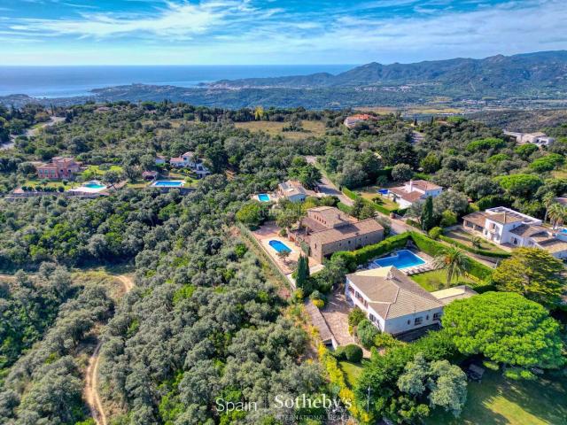 Casa en venta en Platja d´Aro, Urbanitzacions Costa Brava. Villa Renovada de Estilo Clásico con Vistas al Mar y Montaña en Zona Privilegiada. Casas Platja.