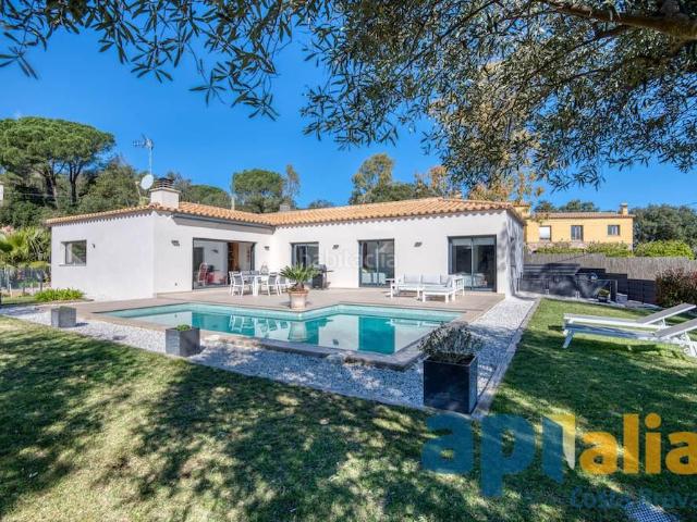Casa en venta en Platja d´Aro, Urbanitzacions Costa Brava. Preciosa casa con piscina y en planta baja en Mas Ros. Casas Platja.