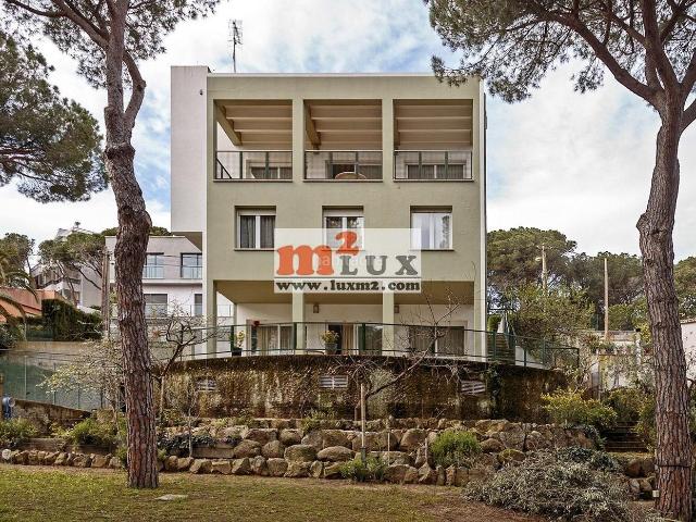 Casa en venta en Platja d´Aro, Fenals Costa Brava. Casa de cuatro plantas con vistas al mar en el centro de Playa de Aro, Costa Brava. Casas Platja.