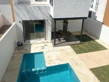 Casa en Venta en Playa Magna con 3 Recámaras y Alberca privada en Playa del Carmen