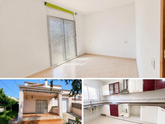 Casa en venta en Pobla de Montornès La. ¡Magnífica casa esquinera con parcela de 580 m² en La Pobla de Montornès!. Casas Pobla de Montornès.