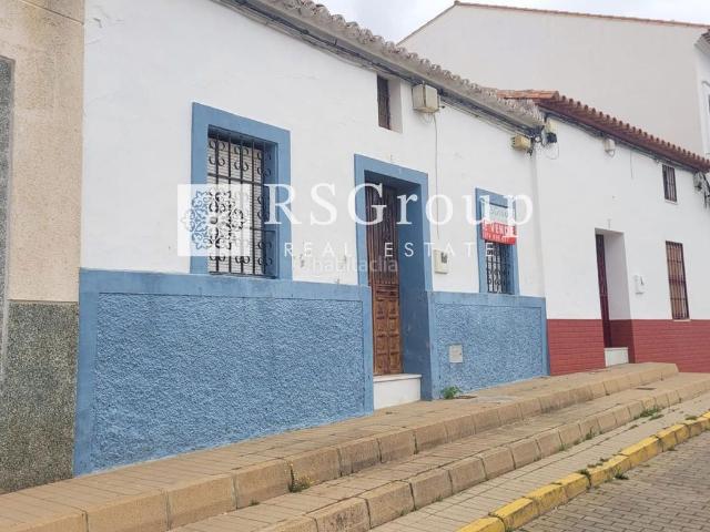 Casa en venta en Población de Arroyo. Vivienda con gran potencial en el corazón de Calañas por tan solo 65.000. Casas Población de.