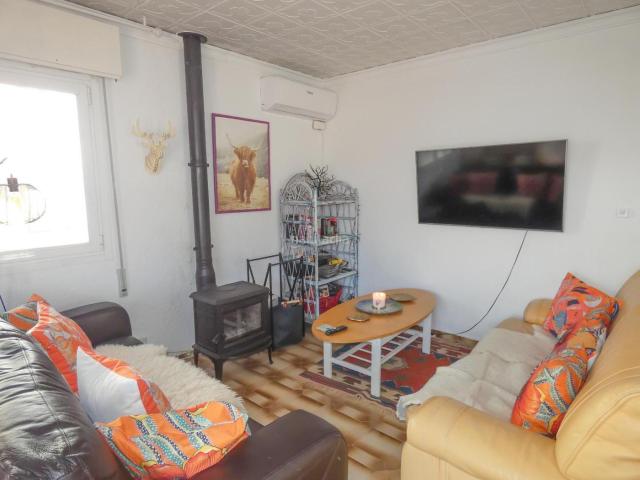 Casa en venta en Poblets els. Os presentamos este chalet independiente de una sola planta en las marinas, a tan solo 250 metros de la playa de la Almadraba, una. Casas Poblets.