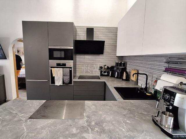 Casa en venta en Poblets els. Las puertas francesas conducen directamente a la impresionante zona de sala abierta, sala de estar y cocina. Los techos abovedados. Casas Poblets.